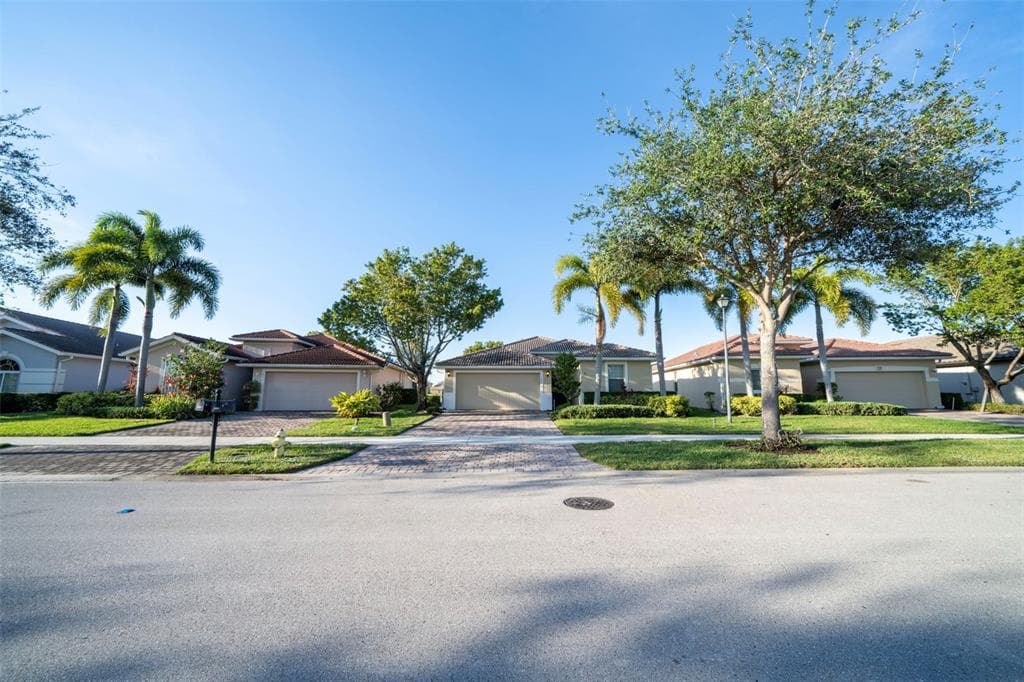 1493 BIRDIE DRIVE NAPLES, FL 34120