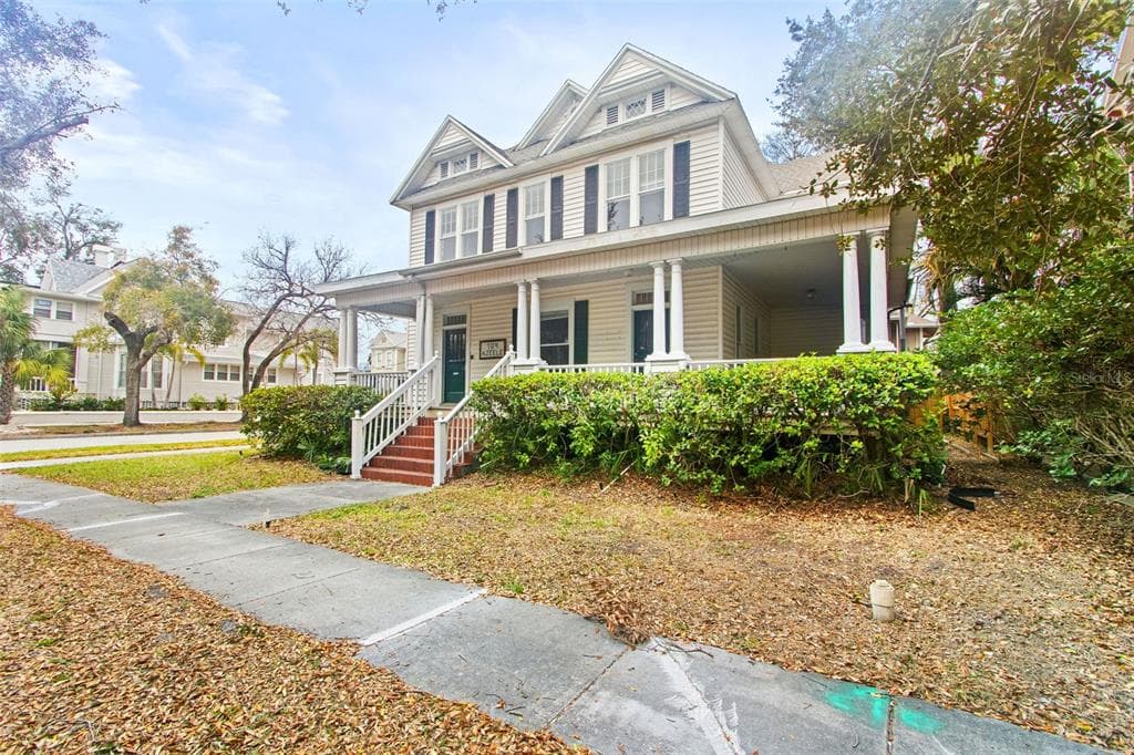 709 W AZEELE STREET