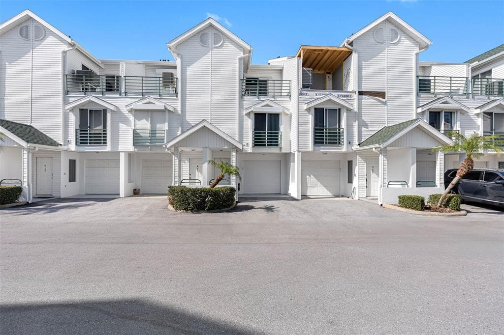320 ISLAND WAY UNIT 206 CLEARWATER BEACH, FL 33767