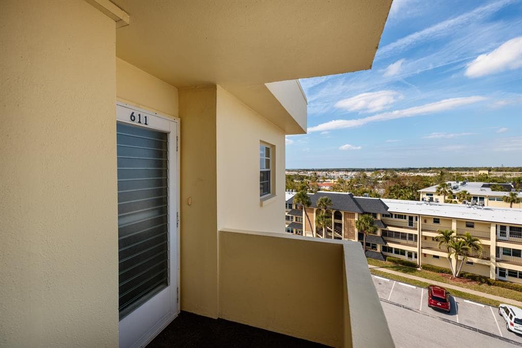4650 COVE CIRCLE UNIT 611