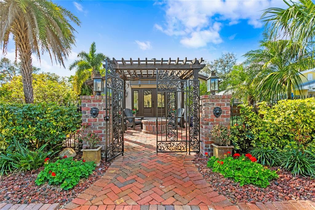 101 30TH AVENUE N ST PETERSBURG, FL 33704
