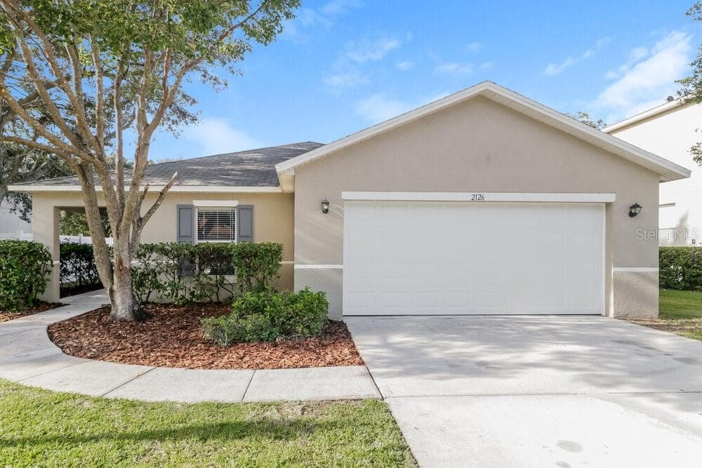 2126 HUNTERS GREENE DRIVE LAKELAND, FL 33810