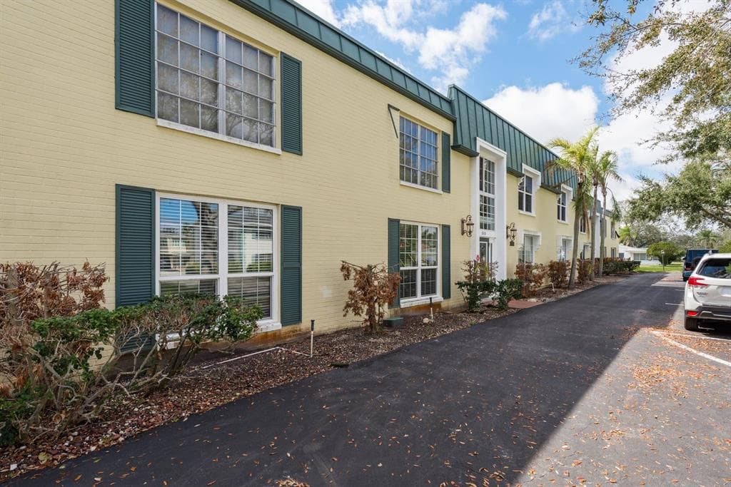 515 BAYVIEW DRIVE NE UNIT 4 ST PETERSBURG, FL 33704