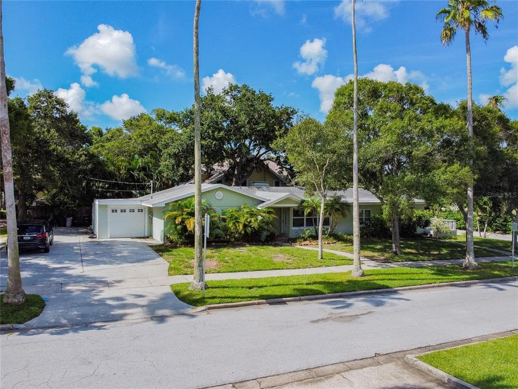 303 WILDWOOD WAY BELLEAIR, FL 33756