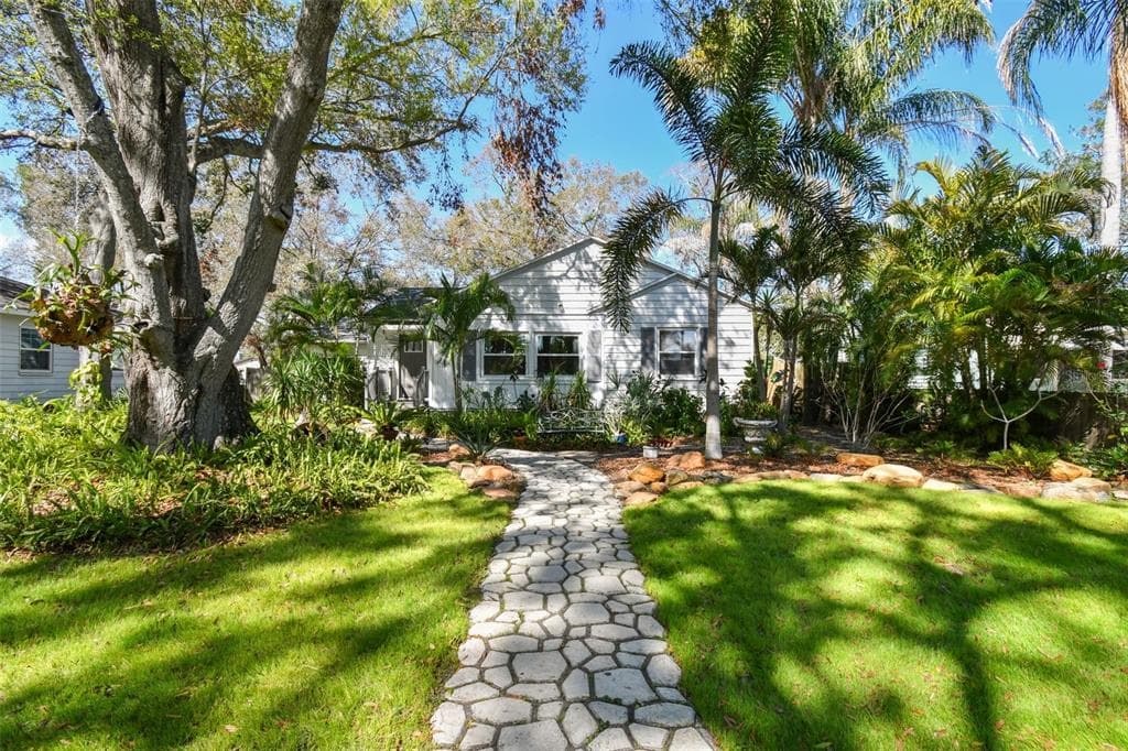 223 33RD AVENUE N ST PETERSBURG, FL 33704