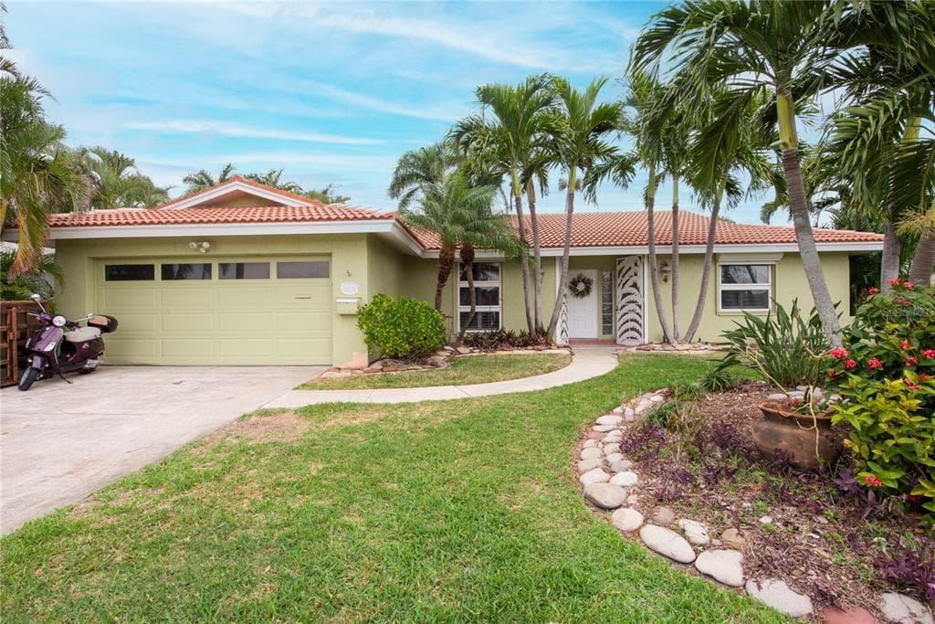 2071 MICHIGAN AVENUE NE ST PETERSBURG, FL 33703