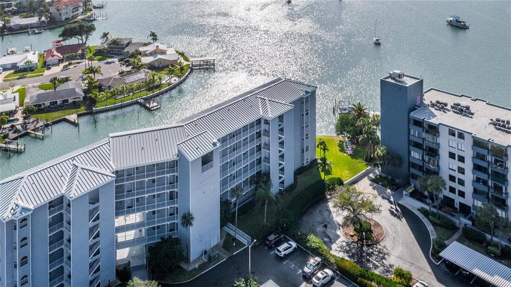 610 ISLAND WAY UNIT 402 CLEARWATER BEACH, FL 33767