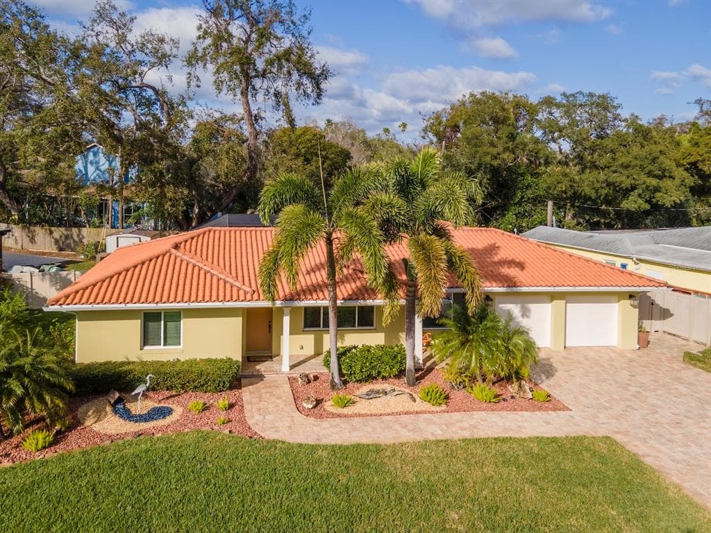 220 GARDEN CIRCLE S DUNEDIN, FL 34698