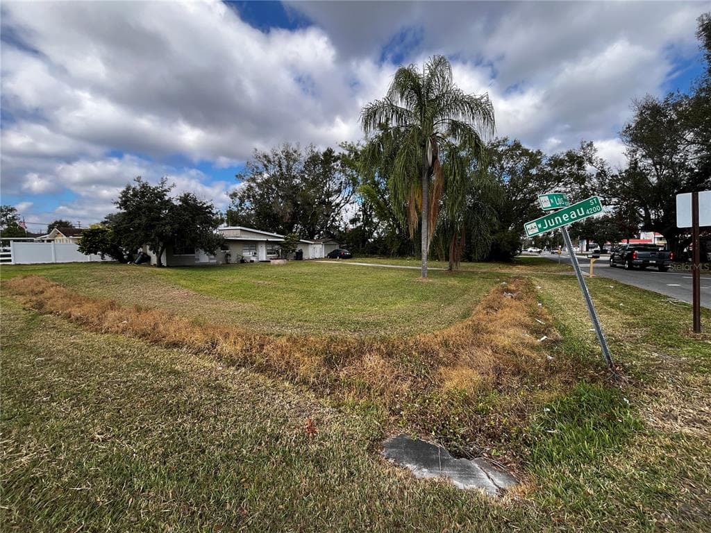 8302 N LOIS AVENUE TAMPA, FL 33614