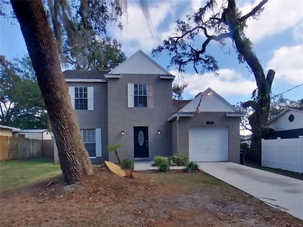 3907 W LAKE DRIVE SEFFNER, FL 33584