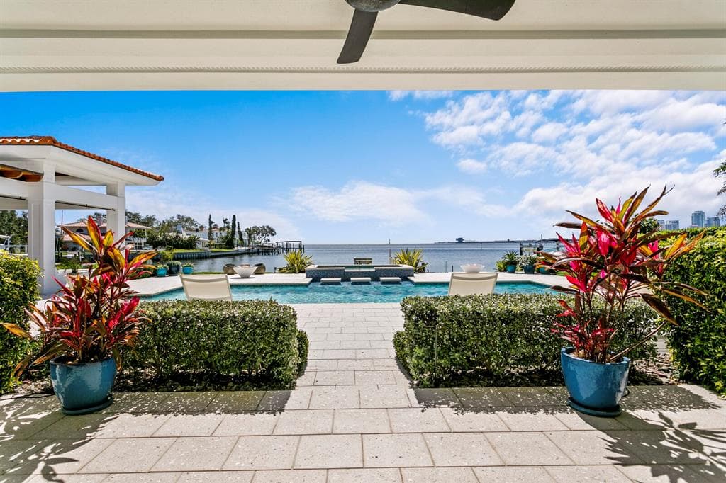 611 BRIGHTWATERS BOULEVARD NE ST PETERSBURG, FL 33704