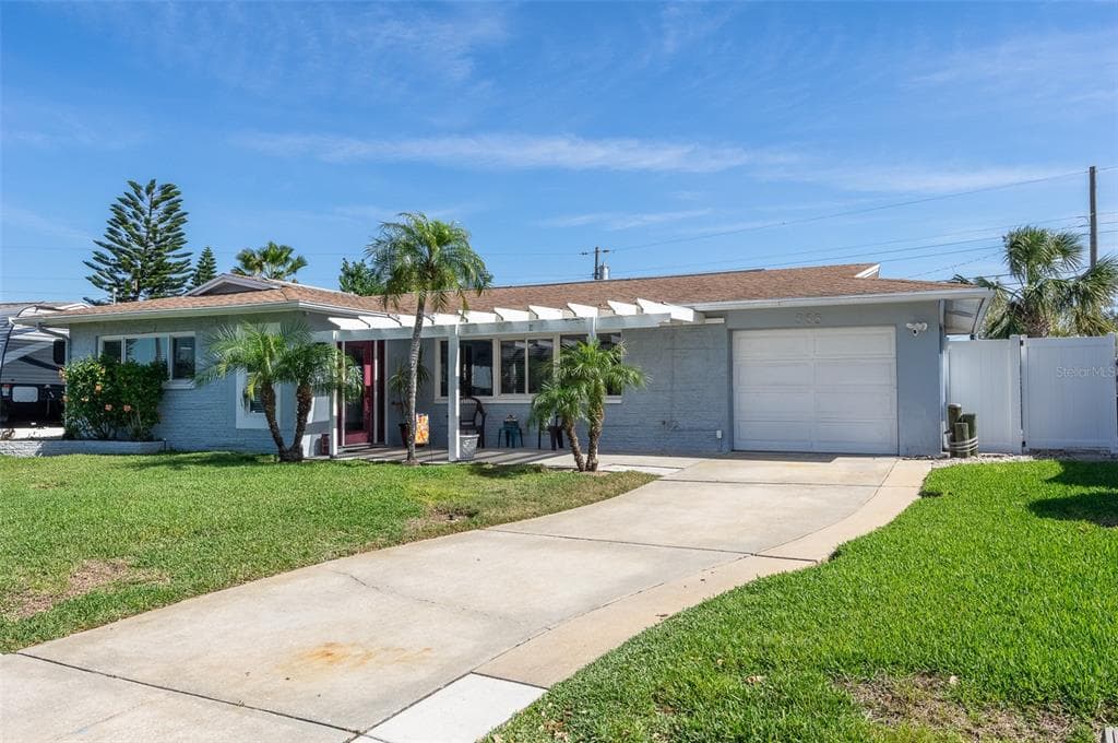 553 E LAKE DRIVE LARGO, FL 33771
