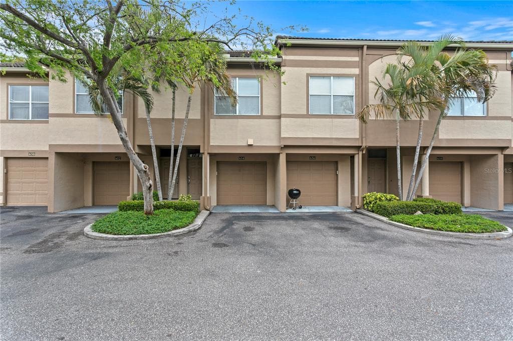 654 ARBOR LAKE LANE TAMPA, FL 33602