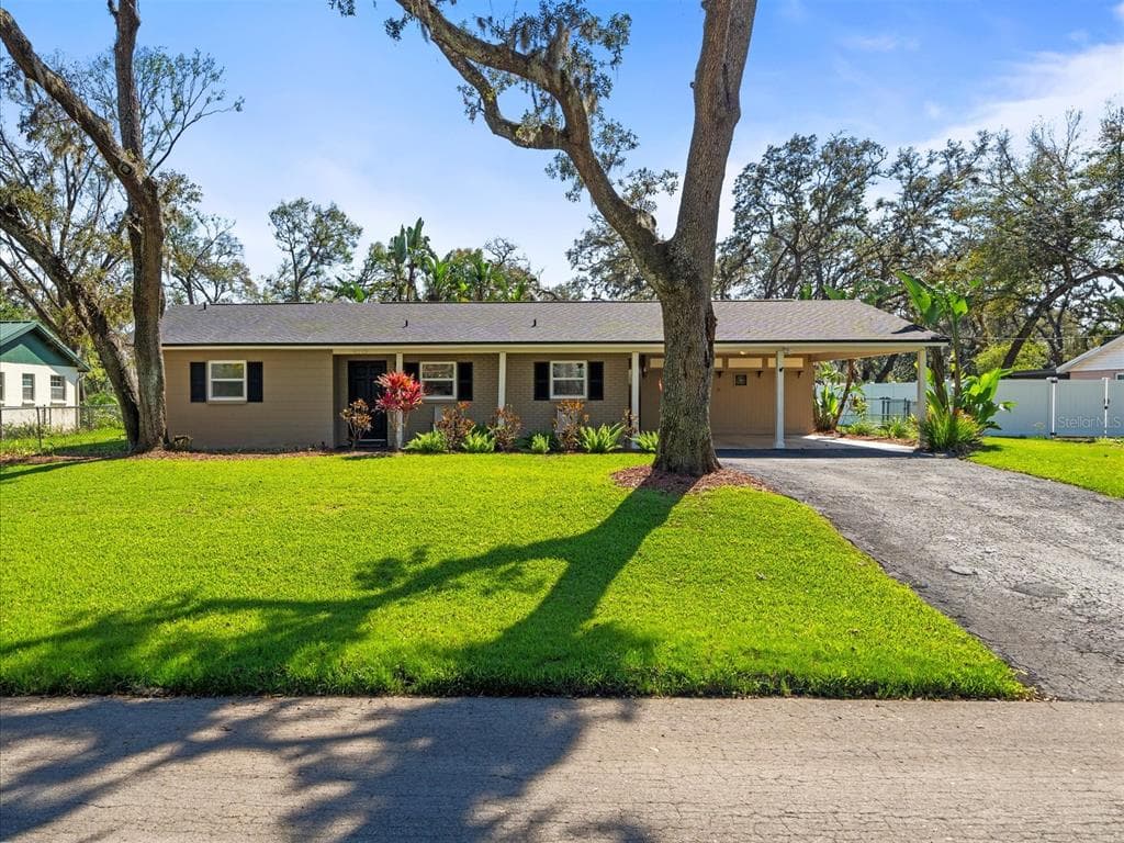 8713 W LANWAY DRIVE TAMPA, FL 33637