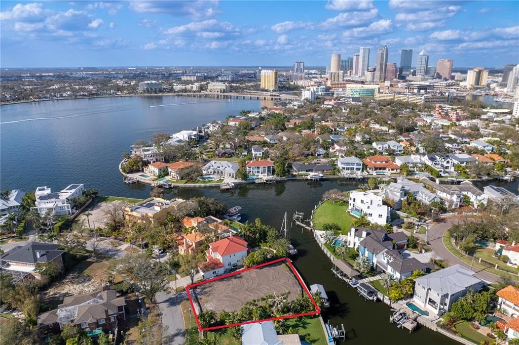 18 BAHAMA CIRCLE TAMPA, FL 33606