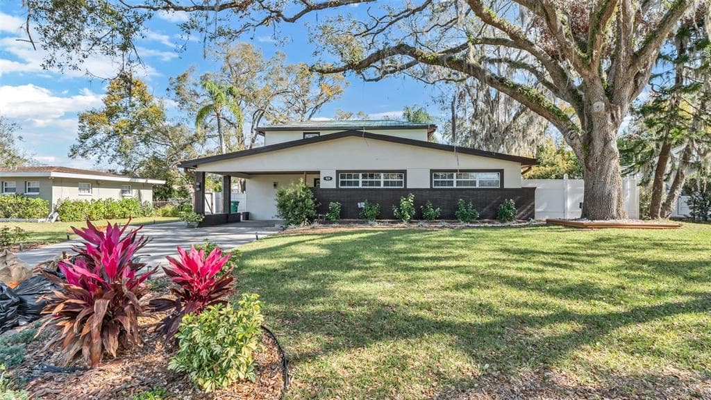 929 W BEACON AVENUE TAMPA, FL 33603