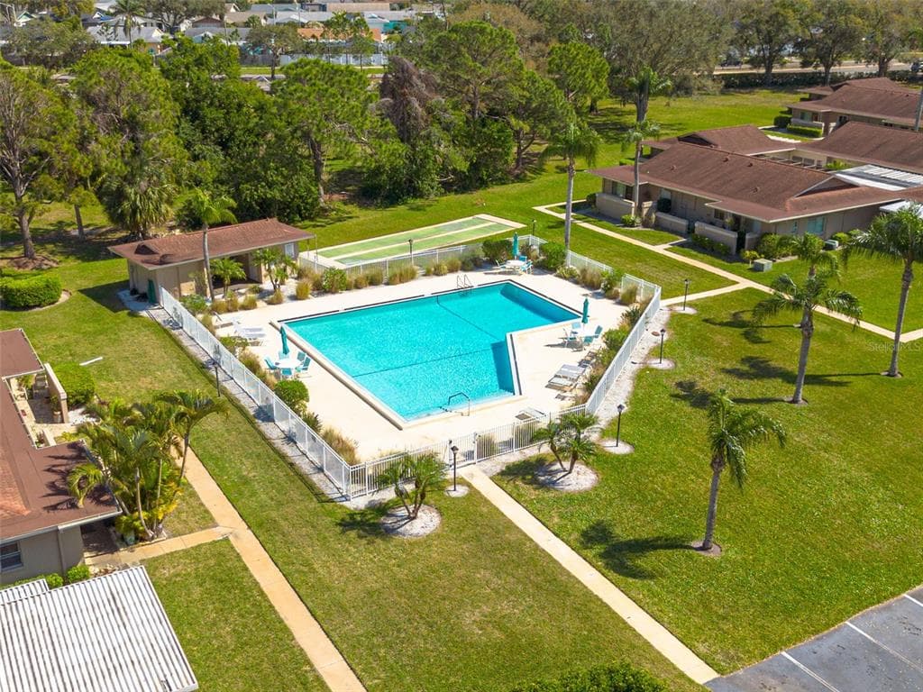 2476 LAURELWOOD DRIVE UNIT B CLEARWATER, FL 33763