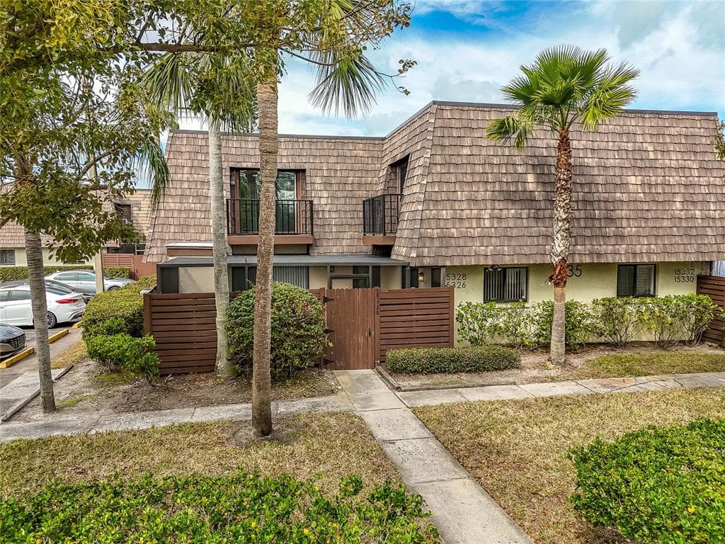 15328 E POND WOODS DRIVE TAMPA, FL 33618