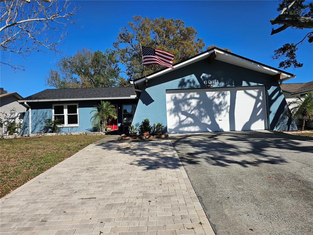 6061 APPLECROSS STREET N ST PETERSBURG, FL 33709