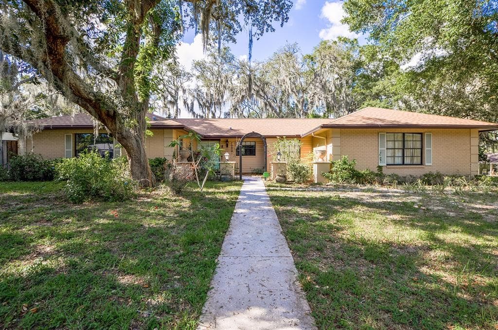 908 LAKEMONT DRIVE VALRICO, FL 33594