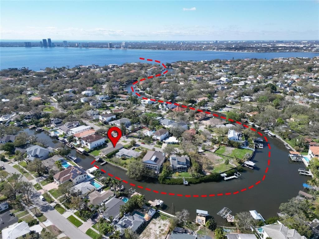 547 SUWANEE CIRCLE TAMPA, FL 33606