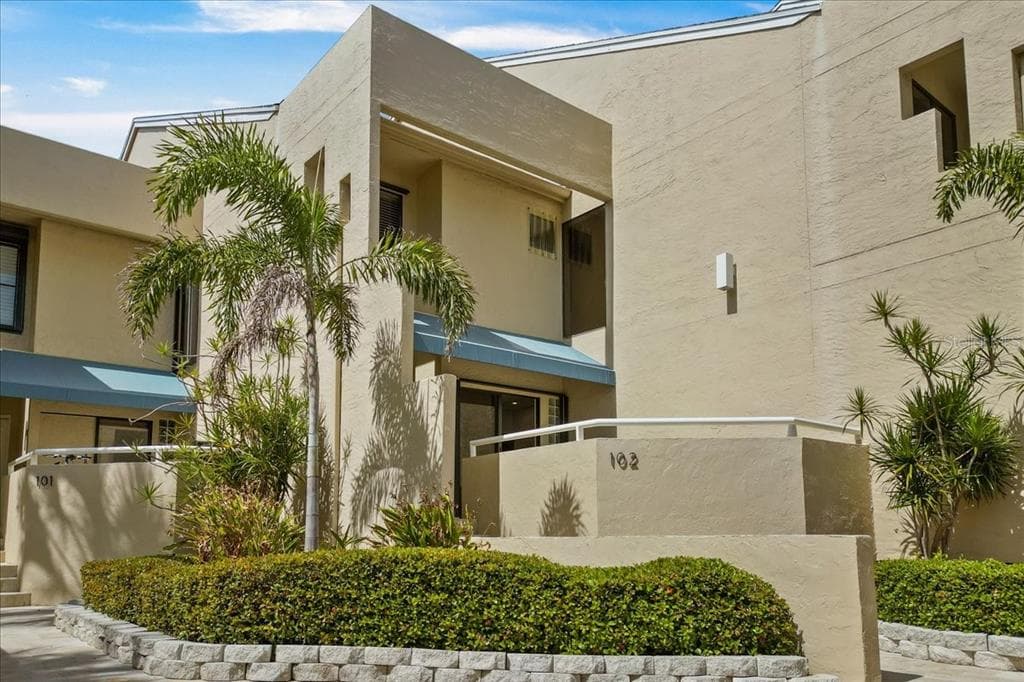722 PINELLAS BAYWAY S UNIT 102 ST PETERSBURG, FL 33715