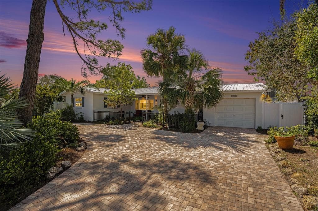 2401 S SHORE DRIVE SE ST PETERSBURG, FL 33705