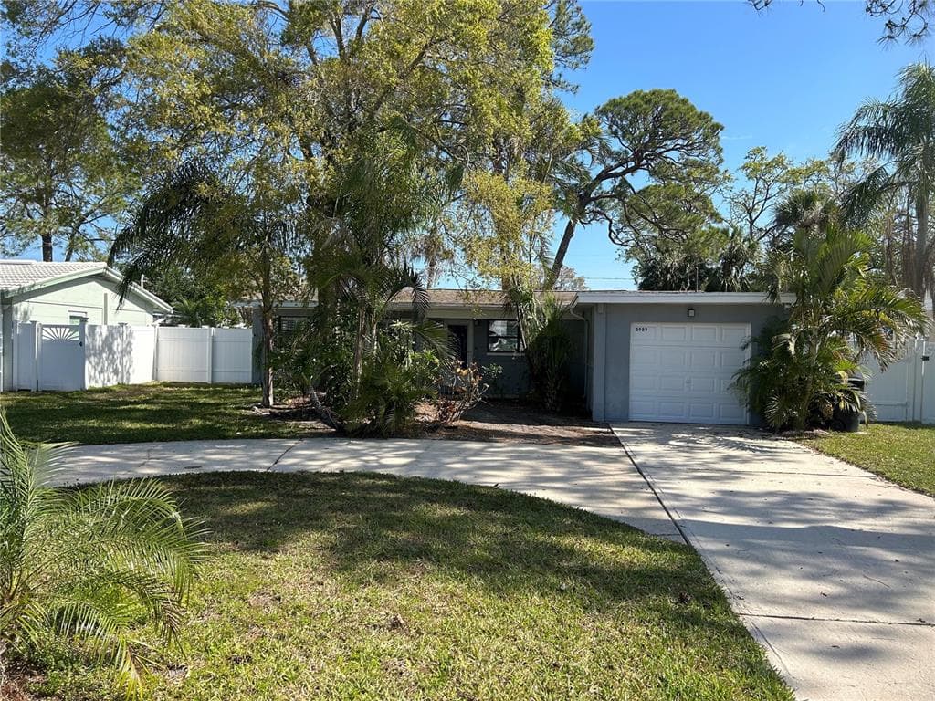4989 VENETIAN BOULEVARD NE ST PETERSBURG, FL 33703