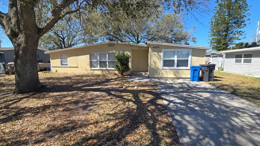 4926 CRESTHILL DRIVE TAMPA, FL 33615