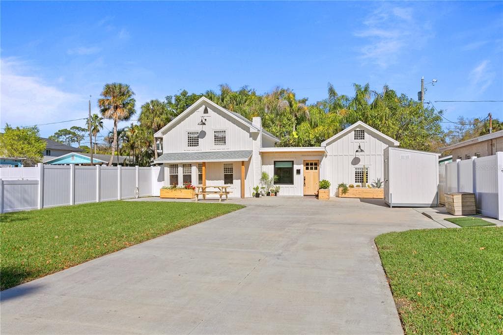 1751 MASSACHUSETTS AVENUE NE ST PETERSBURG, FL 33703
