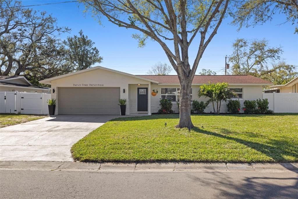 2324 MIDDLECOFF DRIVE DUNEDIN, FL 34698