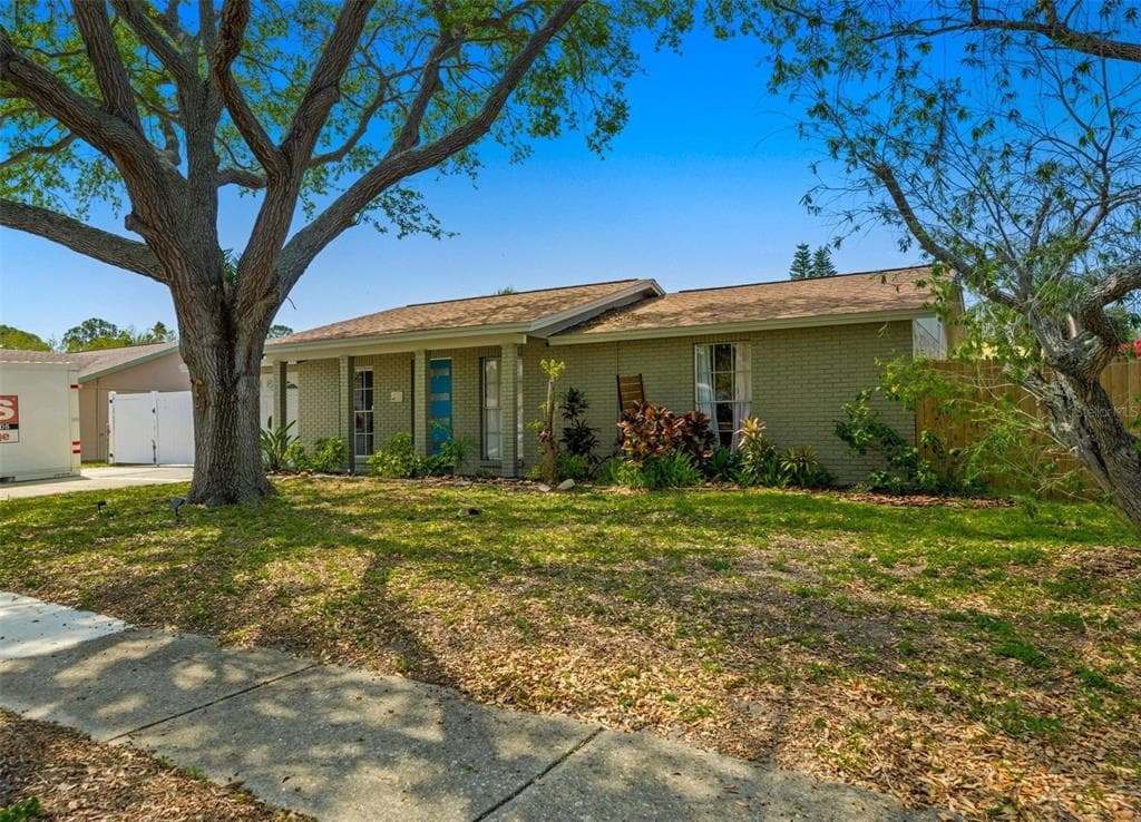 1012 GREENLEAF WAY TARPON SPRINGS, FL 34689