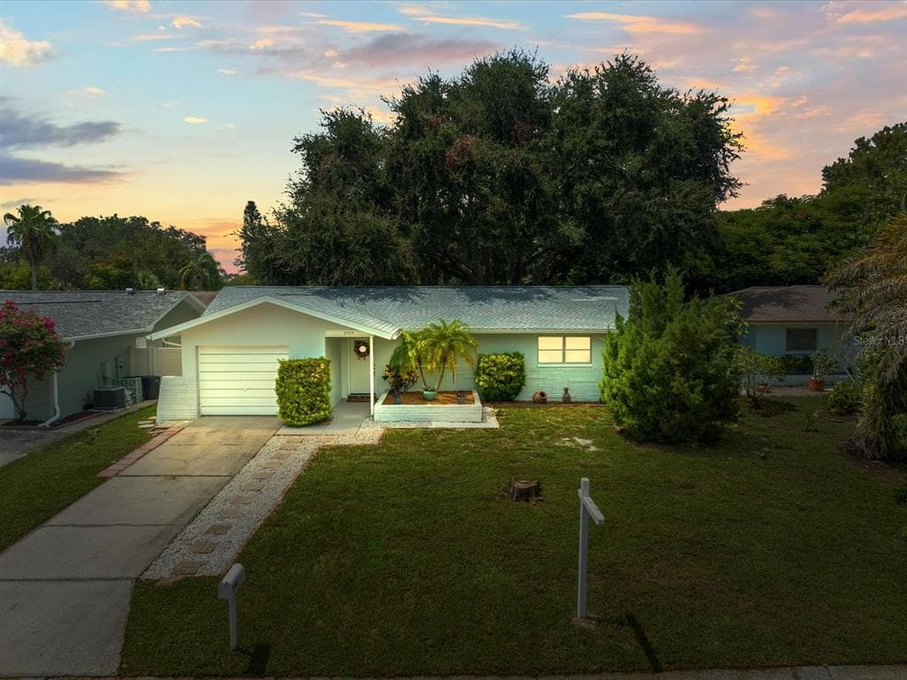 2523 BLACKWOOD CIRCLE CLEARWATER, FL 33763