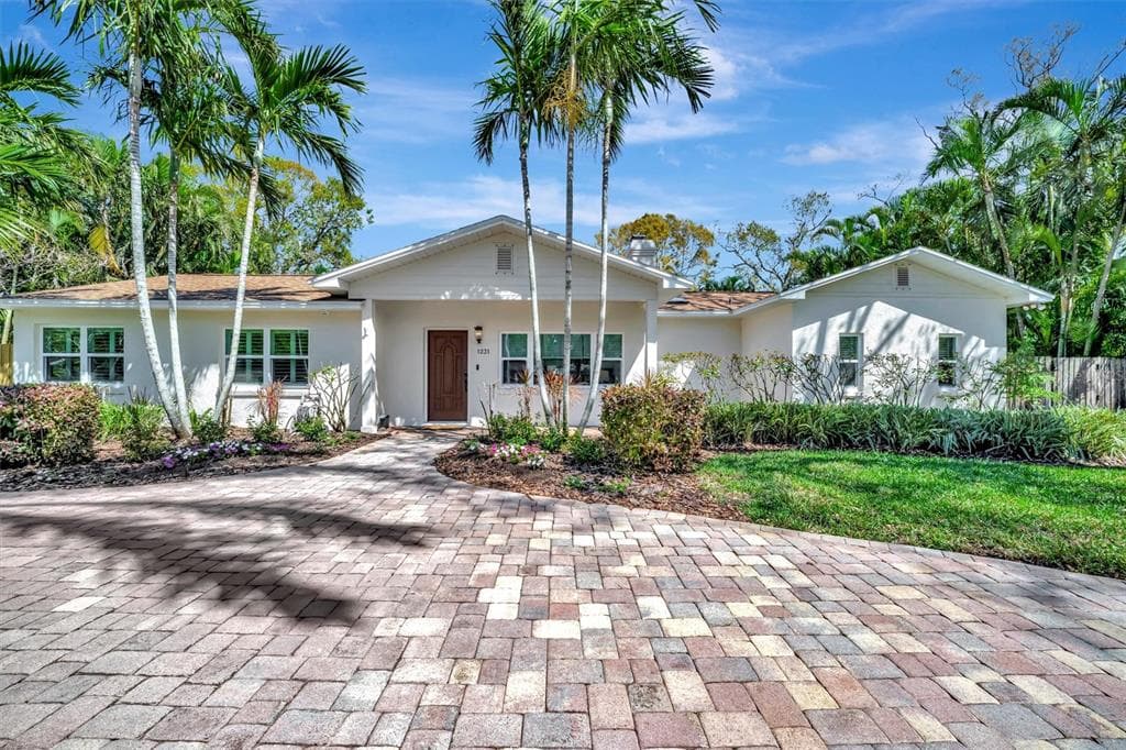 1231 COUNTRY CLUB ROAD N ST PETERSBURG, FL 33710