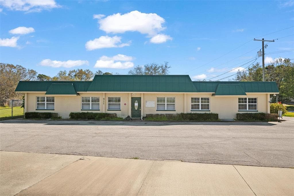 911 SAINT PETERSBURG DRIVE W OLDSMAR, FL 34677