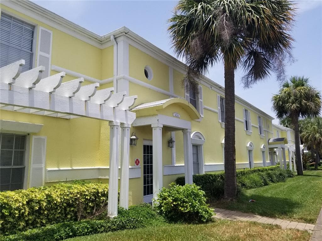 221 POMPANO DRIVE SE UNIT D ST PETERSBURG, FL 33705