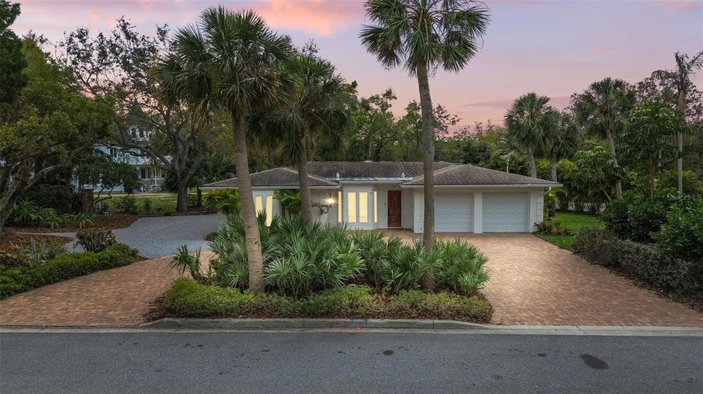 201 FLAMINGO DRIVE