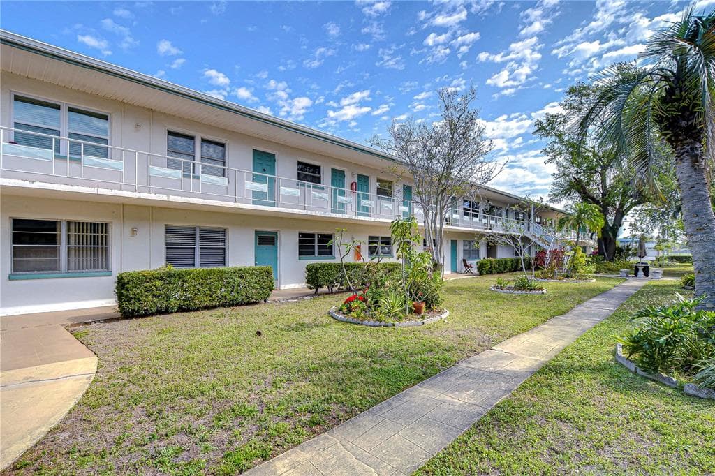 5825 18TH STREET N UNIT 17 ST PETERSBURG, FL 33714
