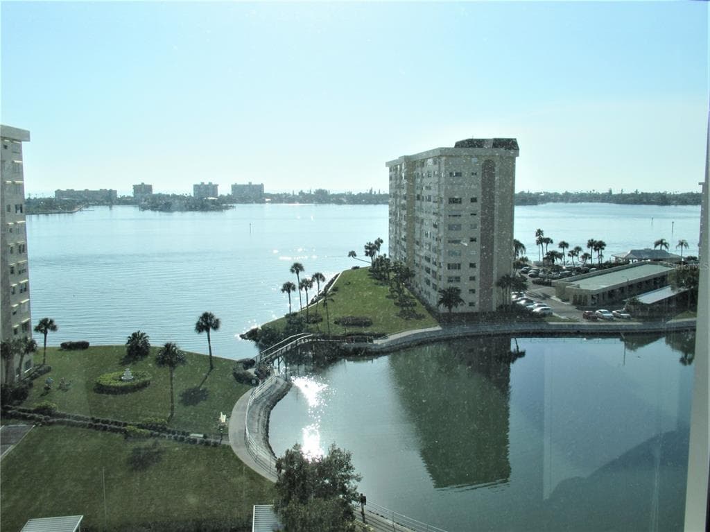 4575 COVE CIRCLE UNIT 1004 ST PETERSBURG, FL 33708