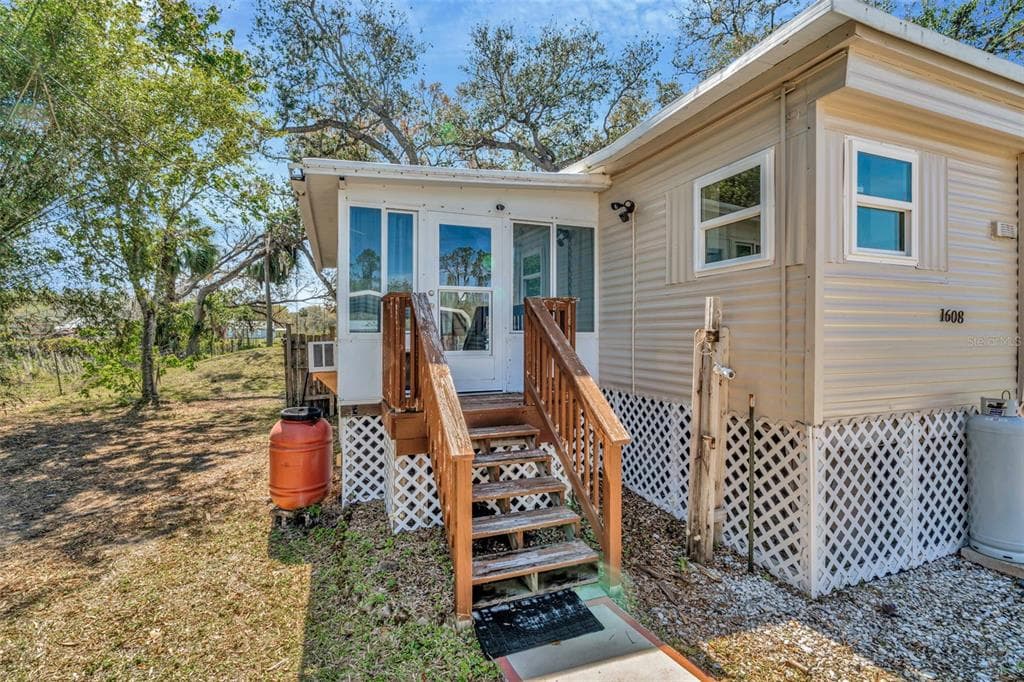 1608 THRUSH DRIVE ZEPHYRHILLS, FL 33540