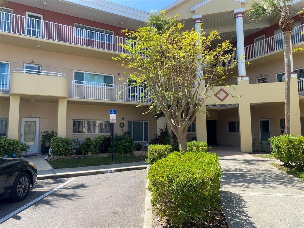 2022 CAMELOT DRIVE UNIT 9 CLEARWATER, FL 33763
