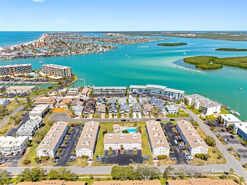 255 CAPRI CIRCLE N UNIT 8 TREASURE ISLAND, FL 33706