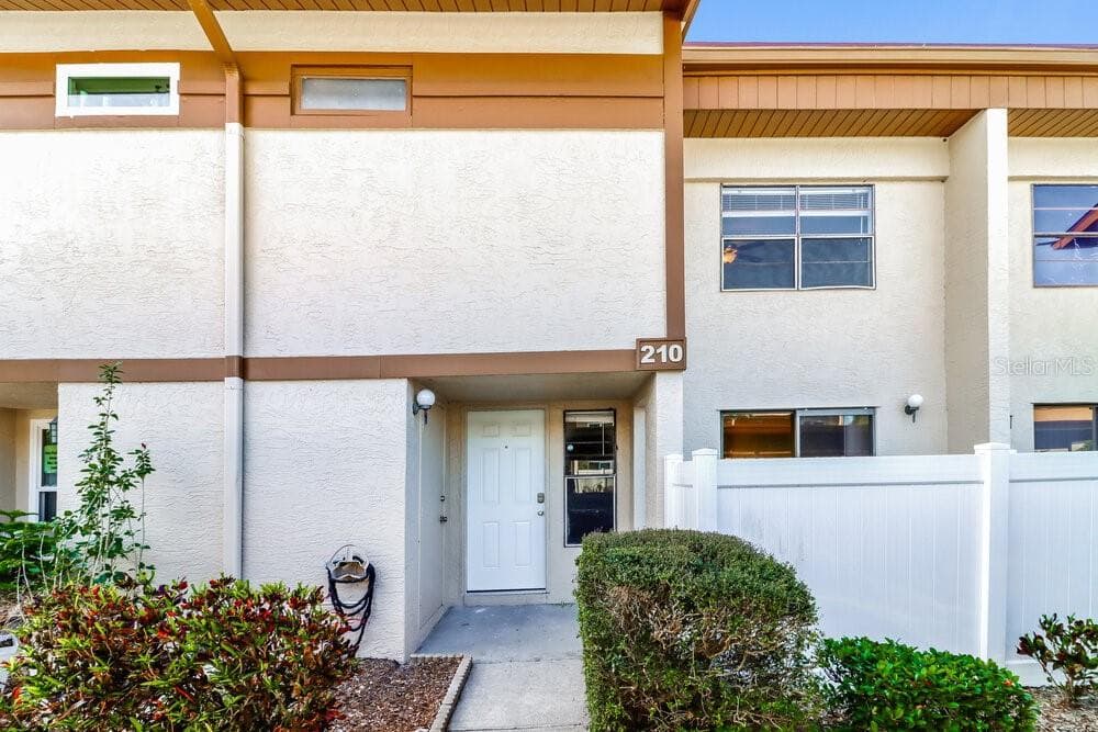 9209 SEMINOLE BOULEVARD UNIT 210 SEMINOLE, FL 33772