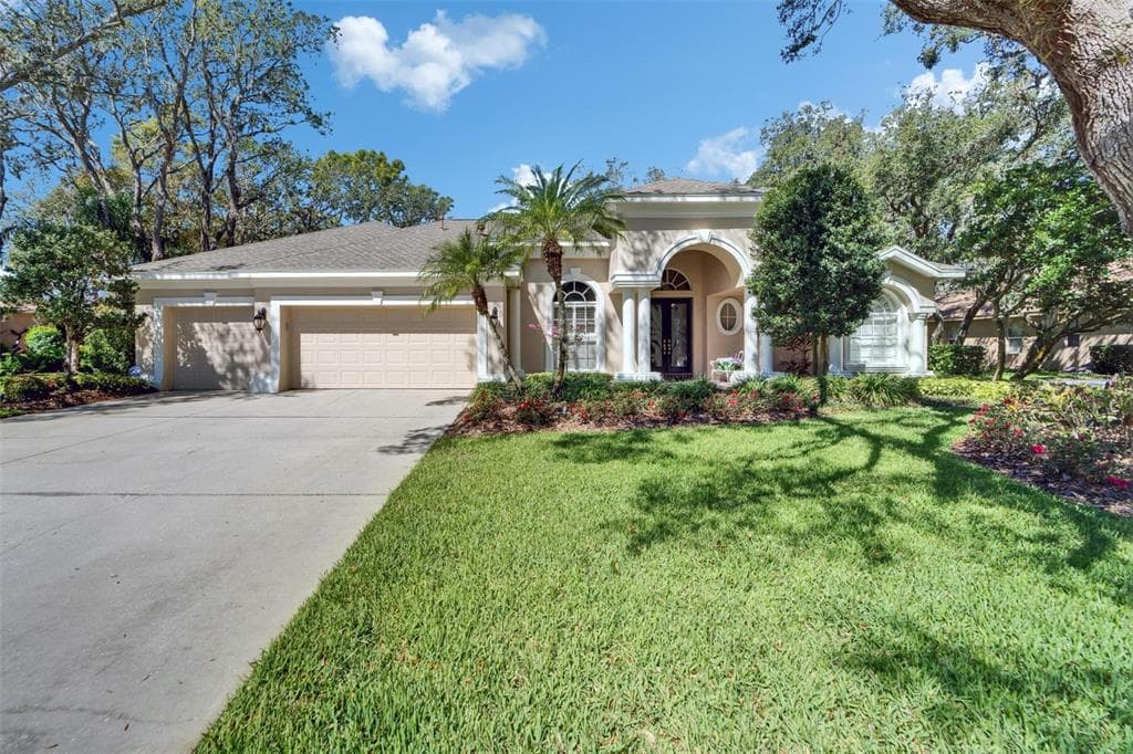 5611 EAGLEGLEN PLACE LITHIA, FL 33547