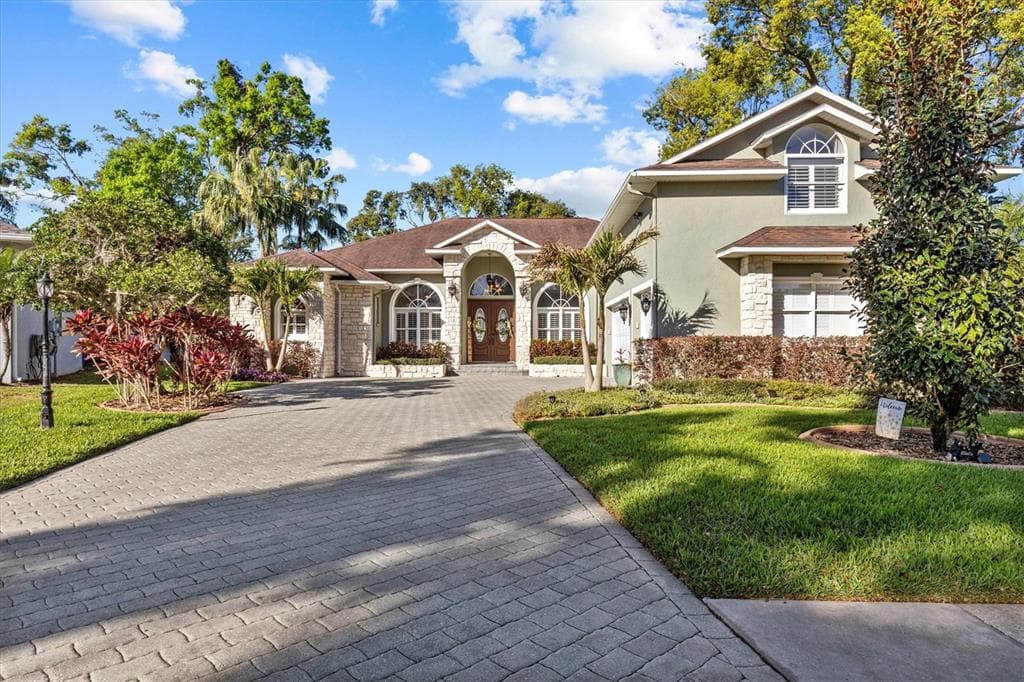 2309 VALRICO FOREST DR VALRICO, FL 33594
