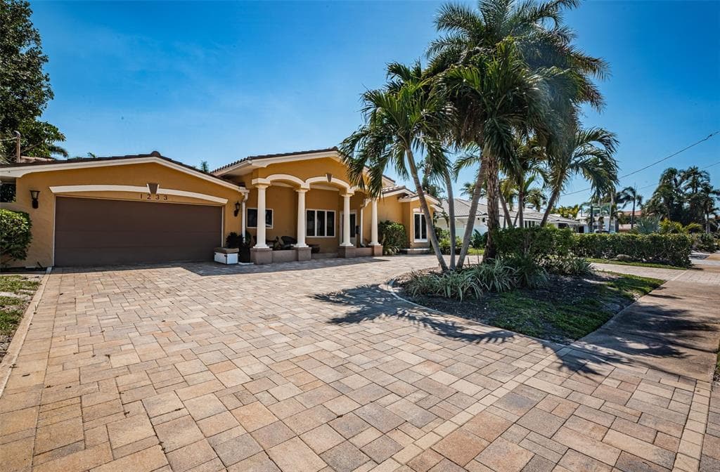 1233 EDEN ISLE DRIVE NE ST PETERSBURG, FL 33704