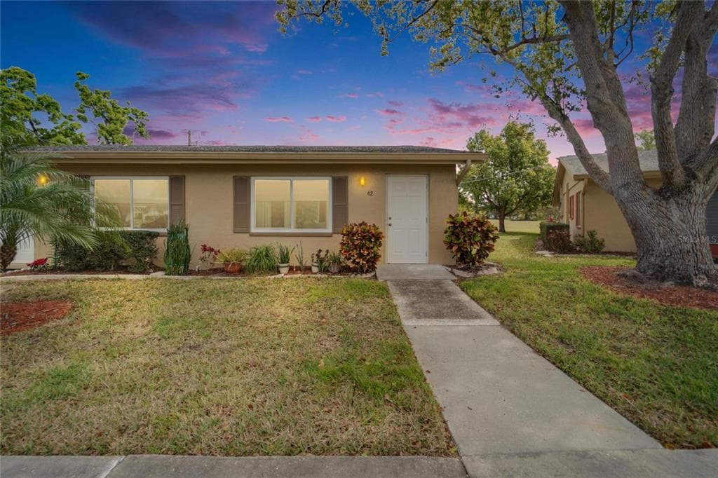 302 CANTON COURT UNIT 62 SUN CITY CENTER, FL 33573