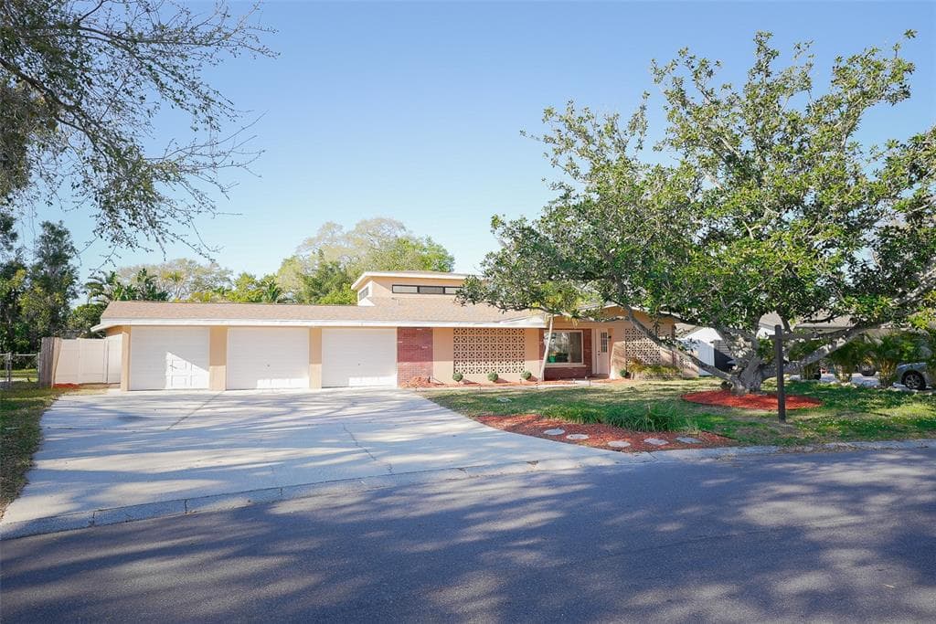 1712 FAULDS ROAD N CLEARWATER, FL 33756
