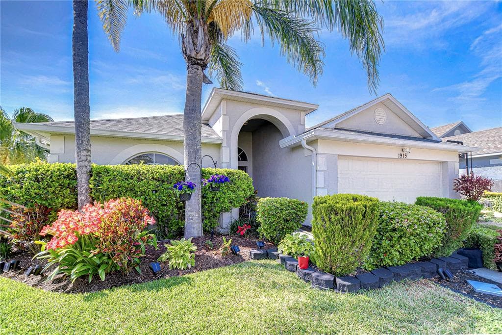 1915 FELLSWAY COURT WESLEY CHAPEL, FL 33543