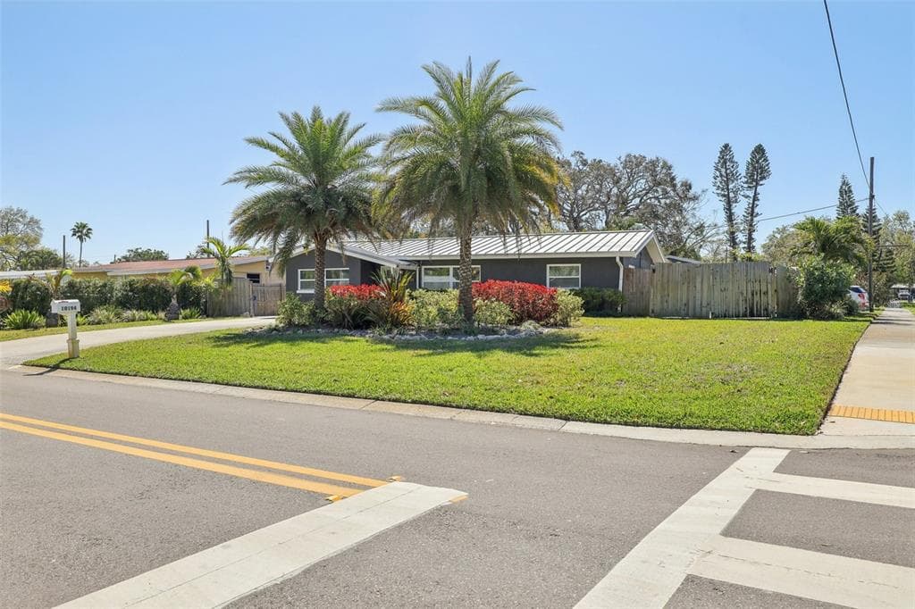 10194 65TH AVENUE N SEMINOLE, FL 33772
